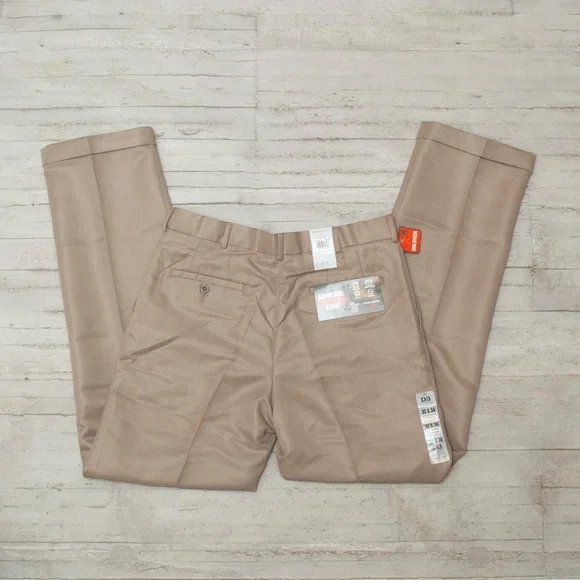 NWT Dockers 365 D3 Classic Fit Pleated Pant in British Khaki, 32x34 - Picture 4 of 7